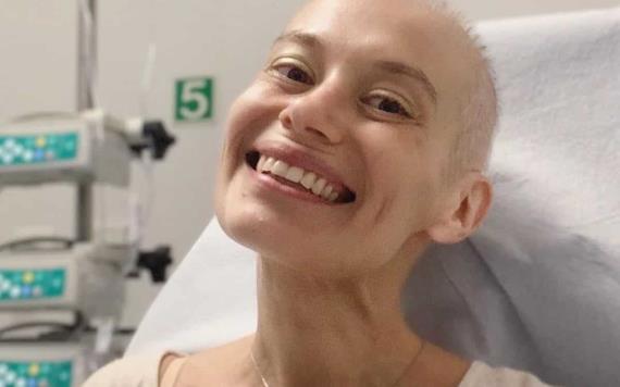 Artista con cáncer se mantiene alegre, combinando las batas de hospital con atuendos modernos