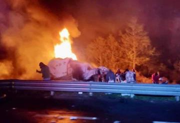 Volcadura de pipa provoca incendio y cierre de autopista en Veracruz