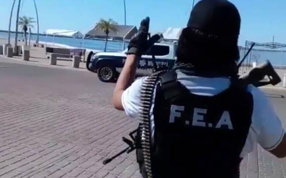 Policías responden saludo a un civil fuertemente armado en Sinaloa
