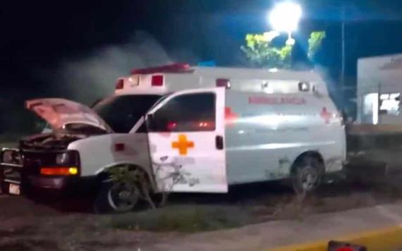 Balacera provoca incendio de una ambulancia, se registraron heridos