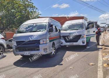 Vuelca camioneta que transportaba pollos sobre la carretera Macuspana-Villahermosa