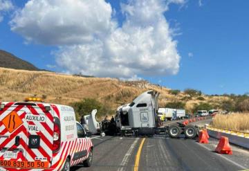 Tráiler choca y gira 90 grados sobre carretera a San Cristóbal de las Casas, Chiapas