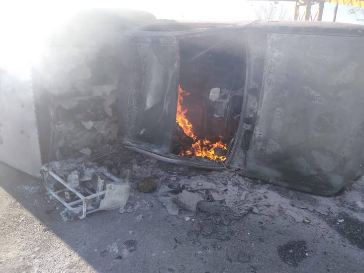 Vuelca camioneta que transportaba pollos sobre la carretera Macuspana-Villahermosa Vuelca camioneta que transportaba pollos sobre la carretera Macuspana-Villahermosa