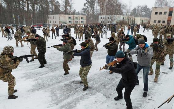 Ucrania pide a civiles a tomar armas contra enemigos rusos
