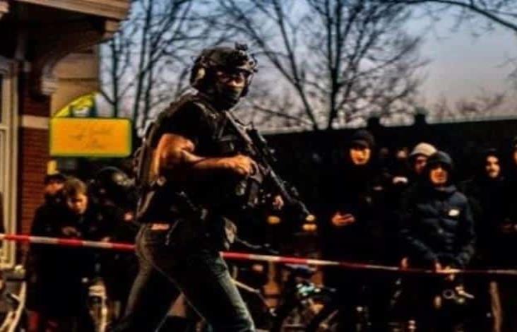Patrulla embiste a sujeto que tomó como rehenes a 10 personas en Ámsterdam Patrulla embiste a sujeto que tomó como rehenes a 10 personas en Ámsterdam