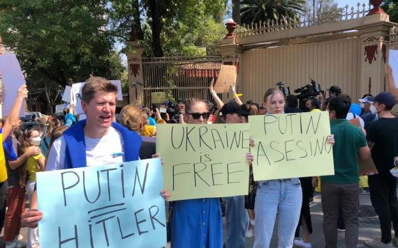 Ucranios protestan en CDMX frente a embajada rusa