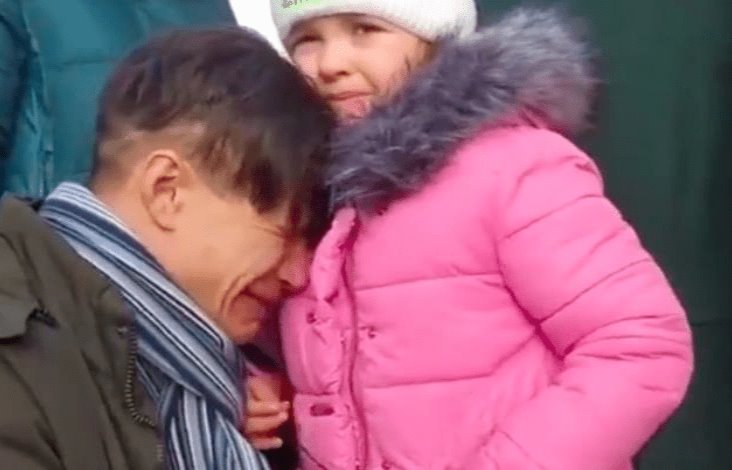 Video de un padre despedirse de su hija en Ucrania, conmueve las redes sociales Video de un padre despedirse de su hija en Ucrania, conmueve las redes sociales