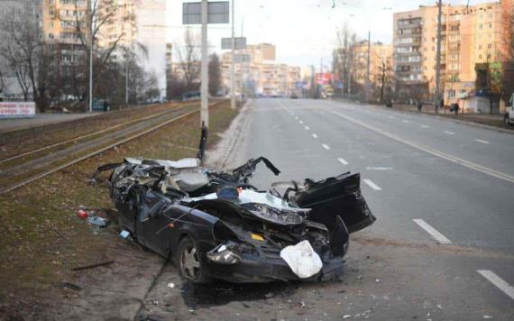 Tanque ruso aplasta un automóvil en Ucrania y conductor sale ileso