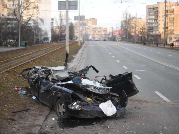 Tanque ruso aplasta un automóvil en Ucrania y conductor sale ileso Tanque ruso aplasta un automóvil en Ucrania y conductor sale ileso