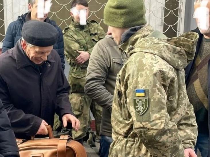 Abuelito se une a ejército de Ucrania tras invasión rusa: lo hago por mis nietos Abuelito se une a ejército de Ucrania tras invasión rusa: lo hago por mis nietos