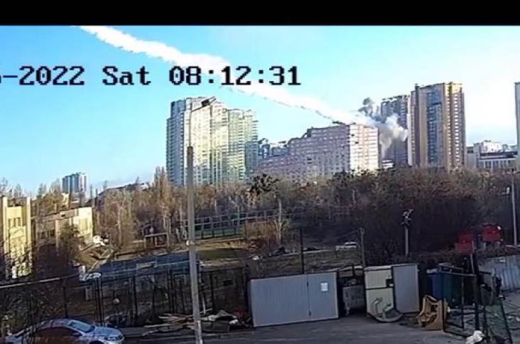 Momento en que Misil ruso se impacta contra edificio en Kiev; se desconoce si hay lesionados Momento en que Misil ruso se impacta contra edificio en Kiev; se desconoce si hay lesionados