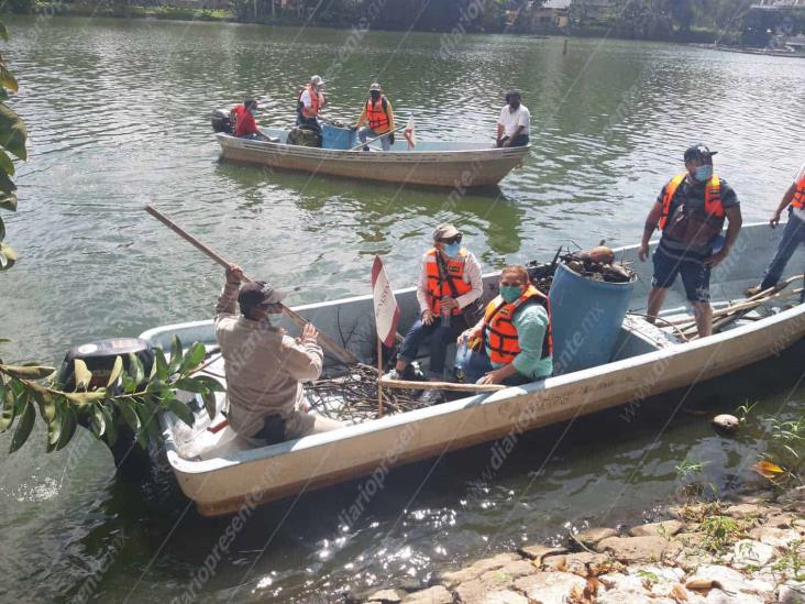 Realizan diversas asociaciones brigada de limpieza en la Laguna de las Ilusiones Realizan diversas asociaciones brigada de limpieza en la Laguna de las Ilusiones