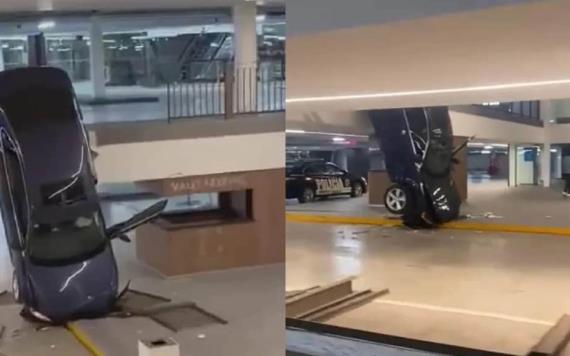 Hombre pierde control de su auto en estacionamiento de plaza en Edomex