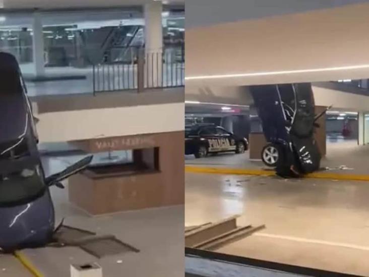 Hombre pierde control de su auto en estacionamiento de plaza en Edomex Hombre pierde control de su auto en estacionamiento de plaza en Edomex