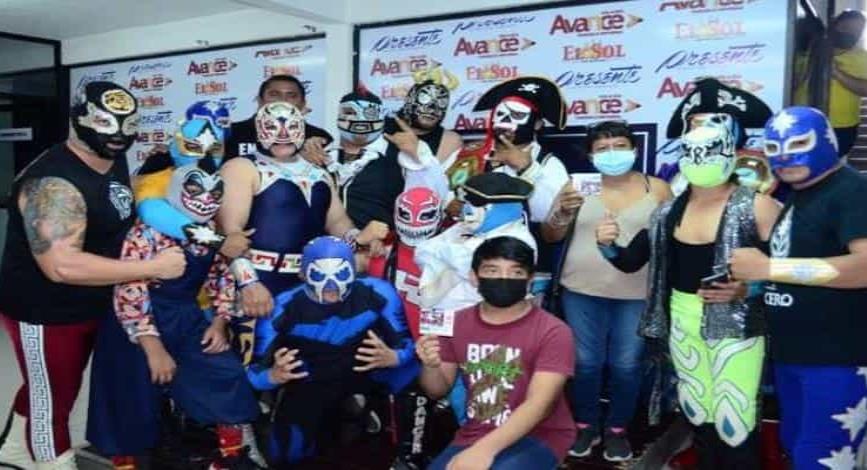 Luchadores y el grupo La Demanda convivieron con sus fans en las instalaciones del Sistema Informativo de Tabasco