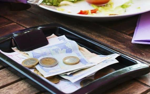 ¿Es obligatorio dejar propina en restaurantes? esto explica Profeco