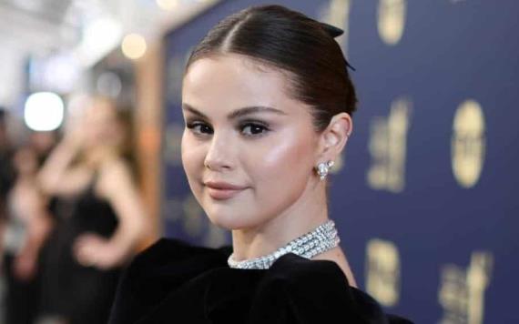 Se cae Selena Gómez en la alfombra roja de los SAG Awards