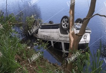 Chofer perdió el control y abandona su camioneta en las aguas del Río Viejo, Mezcalapa