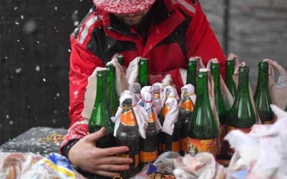 Trabajadores de cervecerías, producen cócteles molotov para utilizarlos contra el ejército ruso