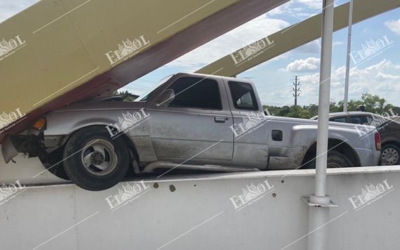 Conductor de camioneta pierde el control y choca con un puente en Villahermosa