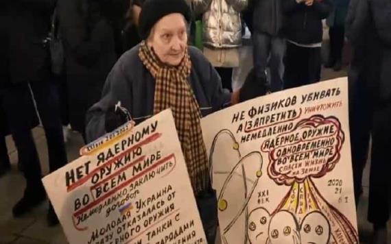 Arrestan a abuelita sobreviviente de Segunda Guerra Mundial que protestaba contra ataques a Ucrania