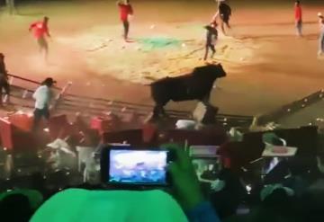 Toro embiste a asistentes de jaripeo de Morelia