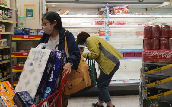 Tiendas de Hong Kong racionan productos ante compras de pánico por COVID-19