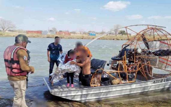 Rescatan a 18 migrantes varados en cauce del Río Bravo