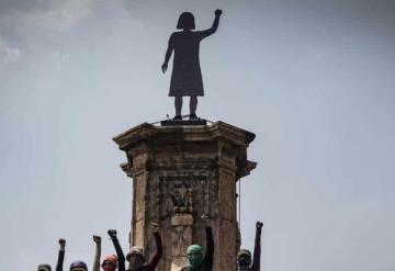 Feministas cambian monumenta en la glorieta de las Mujeres que luchan