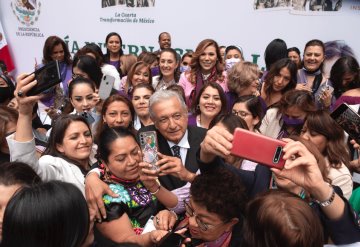 AMLO es acompañado por mujeres líderes políticas durante la conmemoración por el Día Internacional de la Mujer