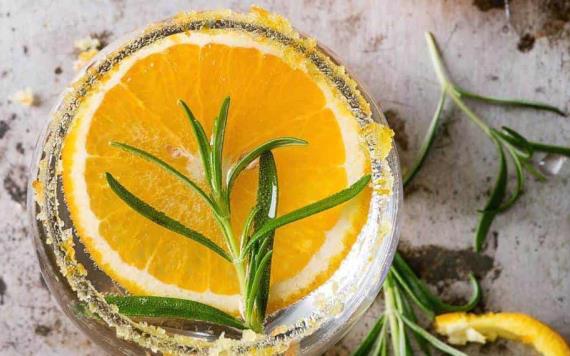 Cómo hacer un spray de naranja y romero natural para dar limpieza y aromatizar tu hogar