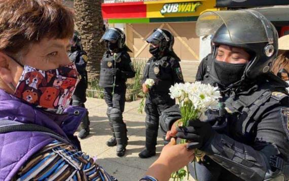 Mujeres policías se unen al contingente y reciben flores
