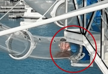 Mujer queda atrapada en un tobogán acuático de un crucero