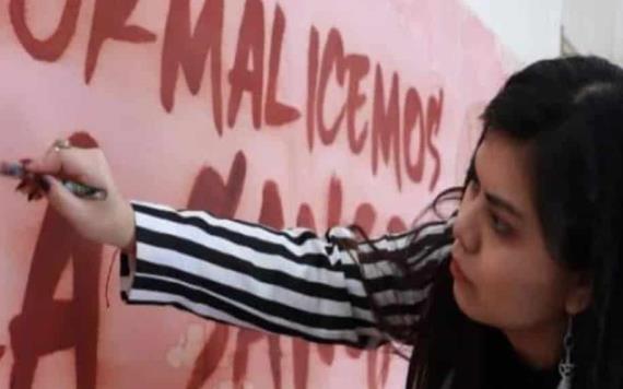 Artista mexicana pinta la CDMX con la sangre menstrual de 11 mujeres