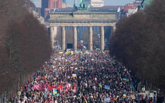Miles de personas se manifiestan en Alemania para pedir el fin de la guerra en Ucrania