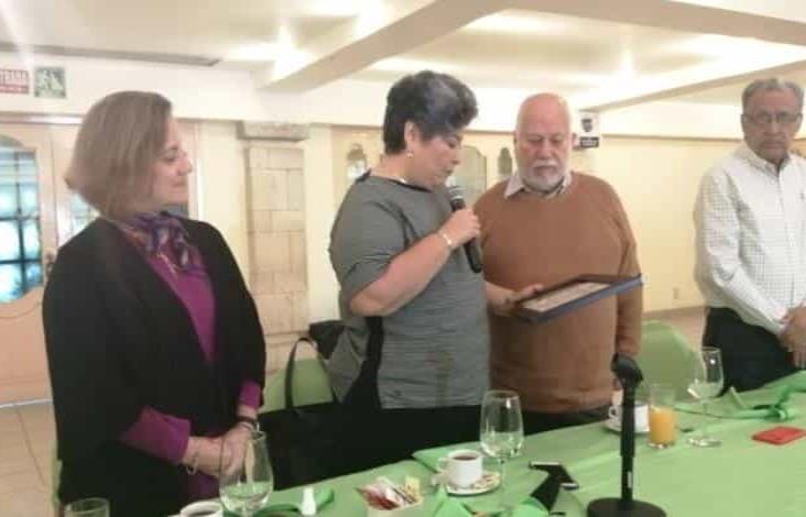 Entregan reconocimiento al poeta Dionicio Morales Entregan reconocimiento al poeta Dionicio Morales