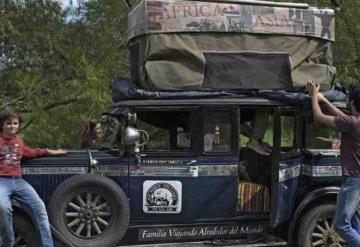 Familia regresa a casa tras 22 años de viaje en automóvil del año 1928