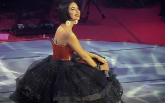 Ángela Aguilar sufre penoso accidente con su vestuario en pleno concierto