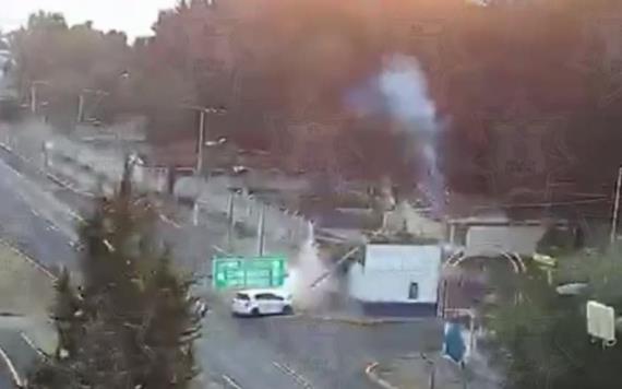 Choque de vehículo ocasiona colapso y explosión de poste en Edomex