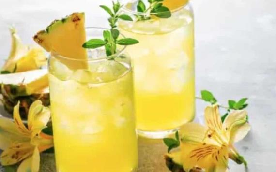 Agua de kiwi, piña y albahaca. Receta fácil y saludable para ayudarnos a combatir el calor