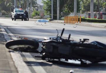 Motociclista choca con auto y termina sentado en el techo del vehículo