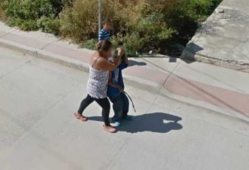 Captan en Google Maps a mamá dando jalón de orejas a su hijo