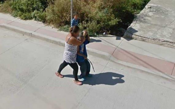 Captan en Google Maps a mamá dando jalón de orejas a su hijo