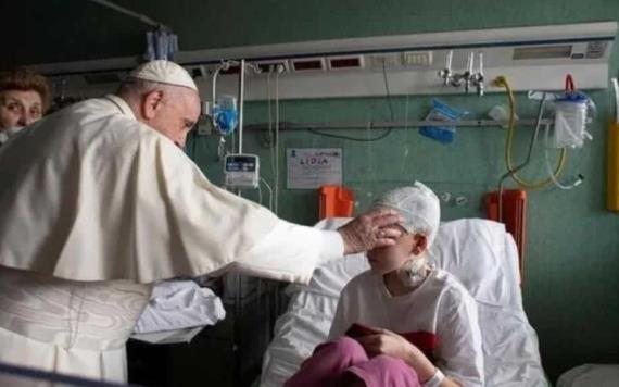 El Papa Francisco visita a los niños ucranianos refugiados en un hospital de Roma