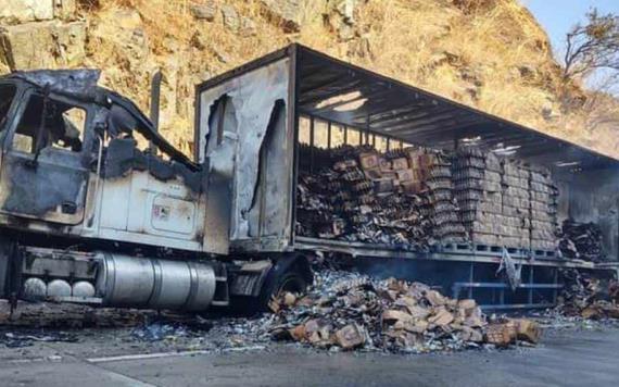 Se incendia tráiler cargado de cervezas en la Autopista del Sol en Guerrero
