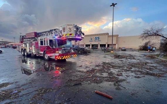 Tornado voltea camioneta en Texas
