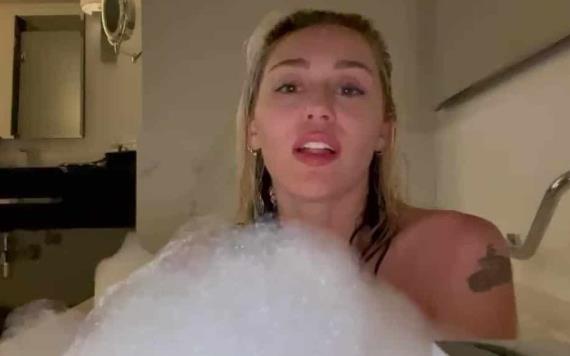 Miley Cyrus le canta a fans desde la tina de baño, tras susto por un rayo que impactó su avión