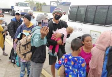 Detienen a migrantes en Coatzacoalcos, luego de manifestarse en Plaza de Armas Villahermosa