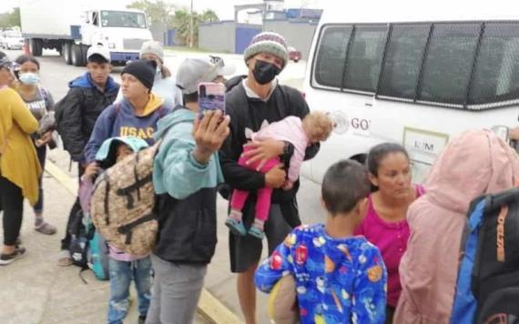 Detienen a migrantes en Coatzacoalcos, luego de manifestarse en Plaza de Armas Villahermosa