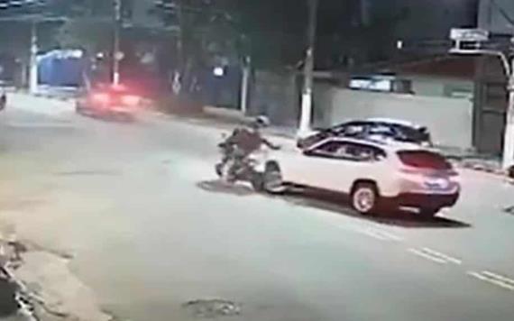 Mujer atropella con todo y motocicleta a par de asaltantes en Brasil